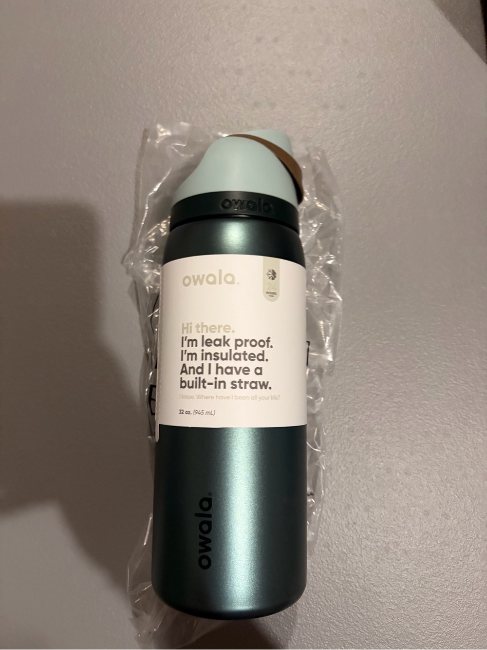 Owala 32oz FreeSip Holiday Special Edition NWT